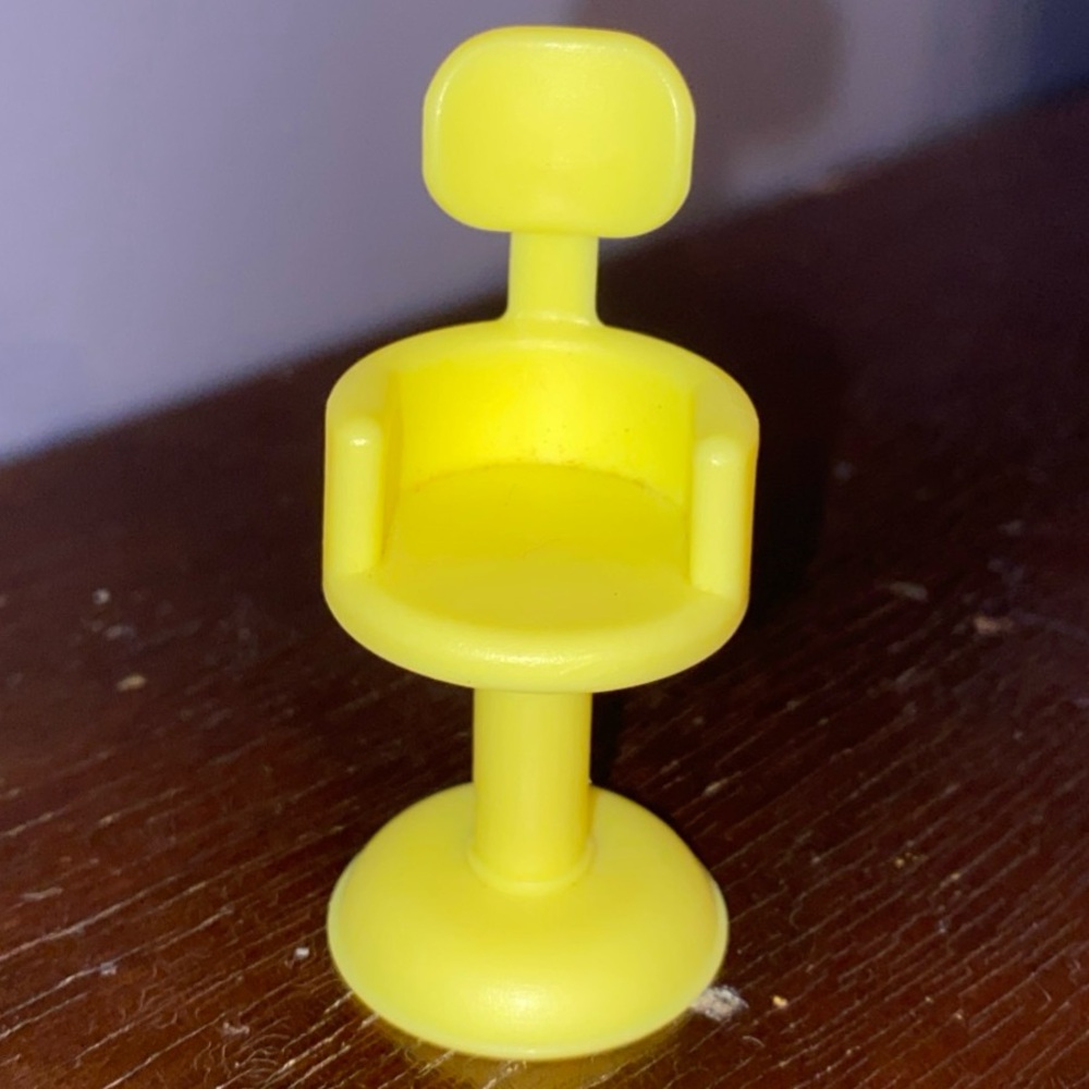 Vtg Melanie’s Mall Doll REPLACEMENT Yellow Beautician Chair 2,1” in great condit